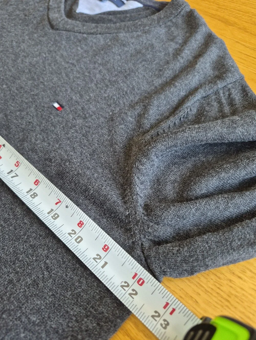 Tommy Hilfiger Men's Size Large Gray V-Neck Soft Pima Cotton Sweater Preppy Cozy